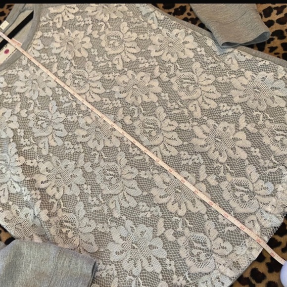 Gray & White Lace Long Sleeve Top Size XL - Picture 5 of 8